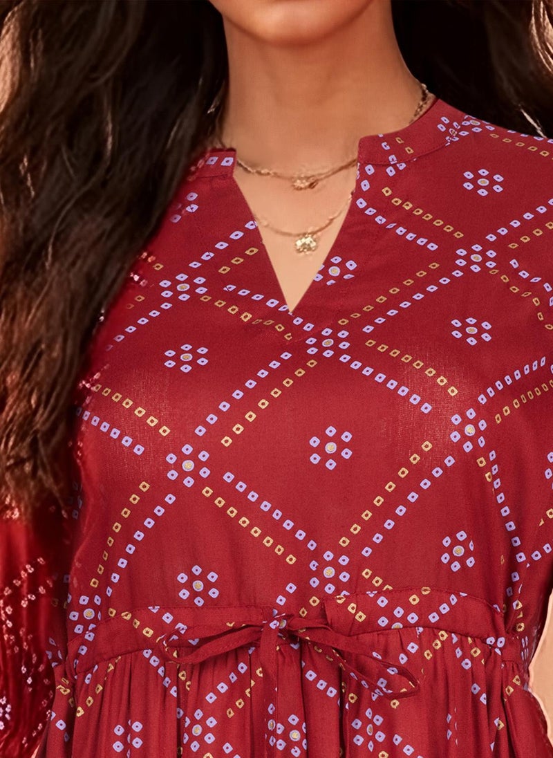 جلو باص فستان ميدي نسائي بياقة ماندرين وأكمام منفوشة وطبعات بانداني حمراء وربطة خصر وتصميم طبقات - Image 5